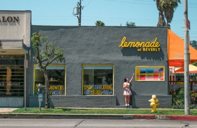 Customer browsing electronics on KhOwab.pk